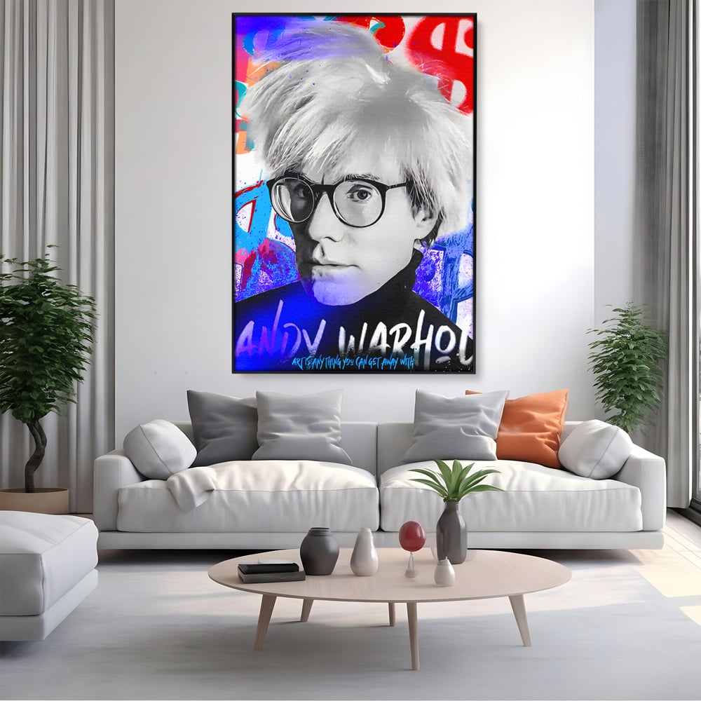 Tablou canvas cu tablou canvas cu portretul lui andy warhol, in rama de aluminiu negru, pe perete intr-un living